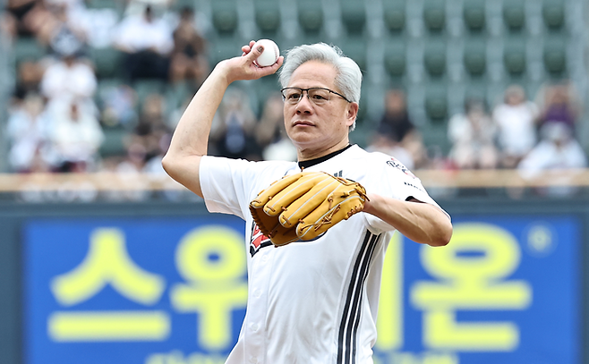 젠슨 황 엔비디아 CEO가 7일 서울 잠실야구장에서 열린 2026 프로야구 KBO리그 키움 히어로즈의 두산 베어스의 경기에 앞서 시구를 하고 있다. [연합뉴스]