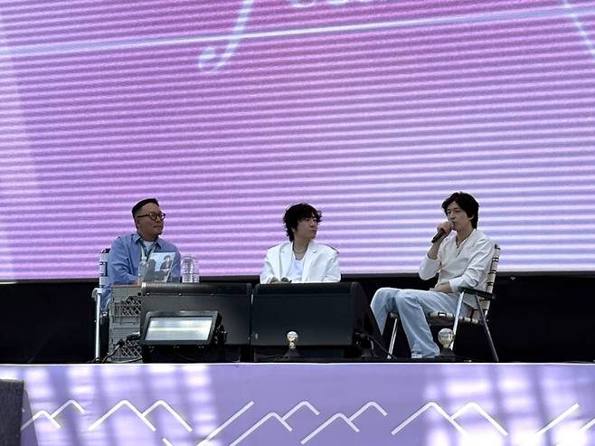 지난 6일 등나무운동장에서 야외토크를 진행 중인 변성현 감독과 홍경 배우/사진=김지은 여행+ 기자