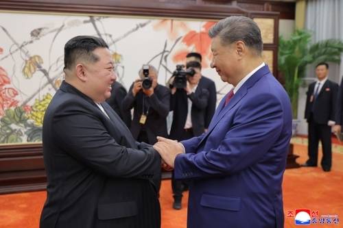 지난 2025년 전승절 80주년 열병식 참석을 위해 중국을 방문한 김정은 북한 국무위원장과 맞이하는 시진핑 중국 국가시주석. [연합뉴스]