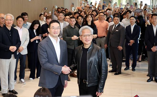 회동을 마친 젠슨 황 엔비디아 최고경영자(CEO)과 구광모 LG그룹 회장이 8일 서울 여의도 LG 트윈타워에서 직원들의 사인 요청에 응한 뒤 취재진을 향해 이동하고 있다. [김재훈 기자]