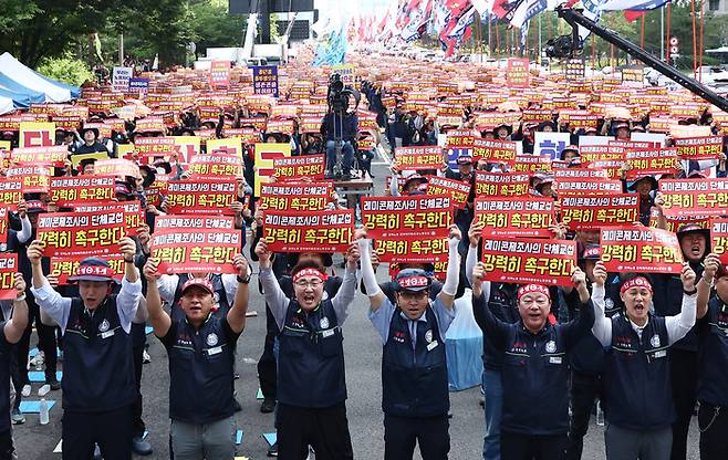 전국레미콘운송노동조합 조합원들이 8일 오전 서울 여의도공원 인근에서 운반비 인상과 임금·단체협약 체결을 촉구하는 결의대회를 갖고 구호를 외치고 있다. 이날 레미콘운송노조는 수도권 지역 레미콘 운송을 중단했으며, 이번 휴업에는 수도권 소속 조합원 약 8000명과 레미콘 운송장비 1만1000여 대가 참여한 것으로 추산된다. [뉴스1]