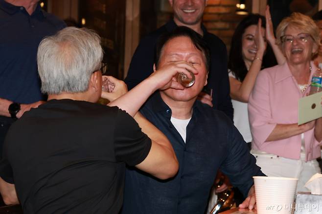 (서울=뉴스1) 이호윤 기자 = 젠슨 황 엔비디아 최고경영자(CEO)와 최태원 SK그룹 회장이 7일 오후 서울 강남구 깐부치킨 삼성점에서 '치맥 회동'을 하고 있다. 2026.6.7/뉴스1  Copyright (C) 뉴스1. All rights reserved. 무단 전재 및 재배포,  AI학습 이용 금지. /사진=(서울=뉴스1) 이호윤 기자