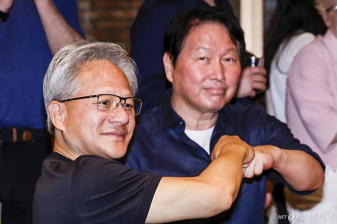 [서울=뉴시스] 정병혁 기자 = 젠슨 황 엔비디아 최고경영자(CEO)가 7일 서울 강남구 깐부치킨 삼성점에서 최태원 SK 회장과 치맥회동을 하고있다. 2026.06.07. jhope@newsis.com /사진=정병혁