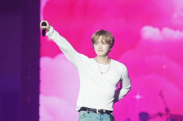 가수 김재중이 7일 KSPO DOME에서 열린 '2026 위버스콘' 무대에 올라 'Humanity' 'Miracle' 'Last Vow' 등을 선보였다. 사진은 가수 김재중이 7일 '2026 위버스콘' 무대에 오른 모습. /사진=하이브