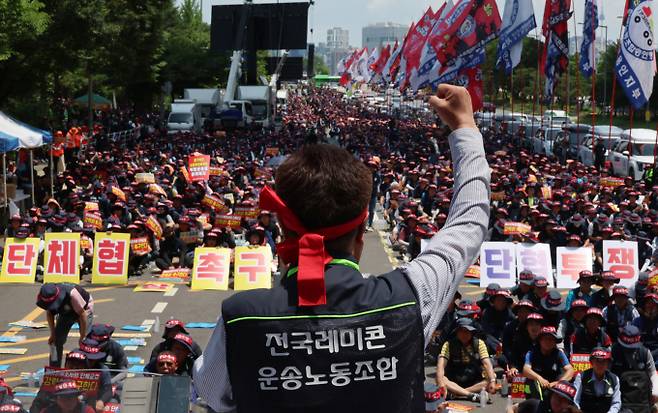 전국레미콘운송노동조합 조합원들이 8일 서울 여의대로 인근에서 2026년 단체협상 촉구 및 임단협 쟁취 결의대회에서 구호를 외치고 있다./사진=뉴시스