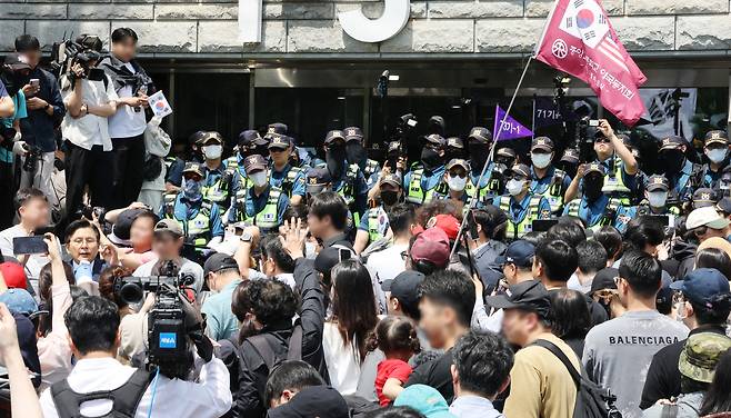 2박 3일 봉쇄 사태‘가 발생한 서울 송파구 잠실7동 제2투표소에 대한 개표가 진행 중인 가운데, 부정선거를 주장하는 시위대가 5일 개표소인 올림픽공원 핸드볼경기장 앞에서 개표 중단을 요구하고 있다. 2026.6.5 [연합]