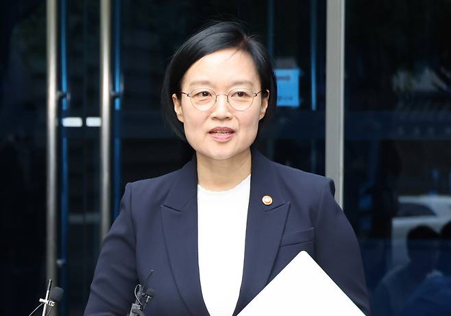 한성숙 국무총리 후보자가 8일 서울 종로구 통의동 금융감독원 연수원에 마련된 인사청문회 준비 사무실로 출근하며 취재진 질문에 답하고 있다. [연합]
