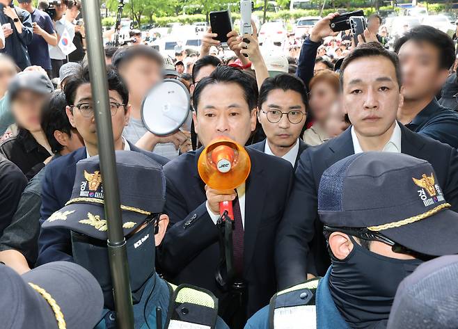 국민의힘 장동혁 대표가 지난 5일 잠실7동 투표함 개표가 진행되고 있는 서울 송파구 올림픽공원 핸드볼경기장에서 확성기들고 발언하고 있다. [연합]