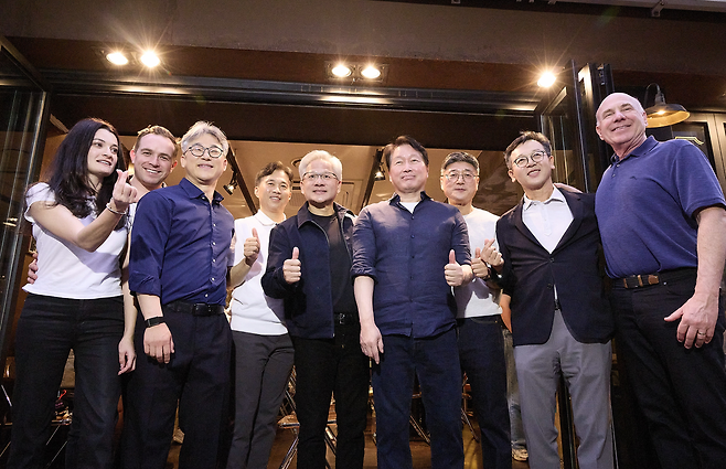 최태원 SK그룹 회장과 젠슨 황 엔비디아 최고경영자(CEO)는 7일 저녁 서울 삼성동에 위치한 치킨집에서 저녁식사를 하며 환담을 나눴다. 왼쪽부터 매디슨 황 엔비디아 수석 이사, 니코 카프레즈 엔비디아 부사장, 정석근 SKT AI CIC장, 곽노정 SK 하이닉스 CEO, 젠슨 황 엔비디아 CEO, 최태원 SK그룹 회장, 정재헌 SKT CEO, 김주선 SK 하이닉스 AI 인프라 사장, 제프 피셔 엔비디아 수석 부사장. [SK 제공]