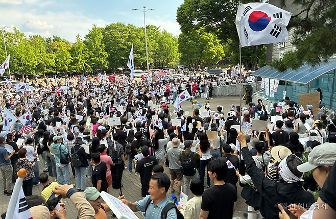 8일 오후 5시께 서울 송파구 올림픽공원 핸드볼경기장 앞에 집회 참가자들이 모여있다. 김서현 수습기자