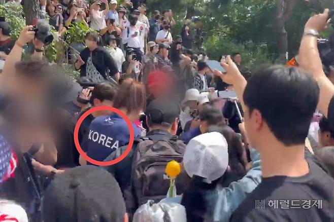 8일 오전 서울 송파구 올림픽공원 핸드볼경기장에서 훈련 물품을 꺼내오던 핸드볼 유소년 국가대표 선수들이 집회 참가자들에게 제지당하는 모습. [독자 제공]