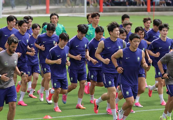 2026 북중미 월드컵에 출전하는 축구 국가대표팀이 6일(현지시간) 베이스캠프 훈련장인 멕시코 과달라하라 치바스 바예 베르데에서 열린 커뮤니티 트레이닝에서 몸을 풀고 있다.[연합]