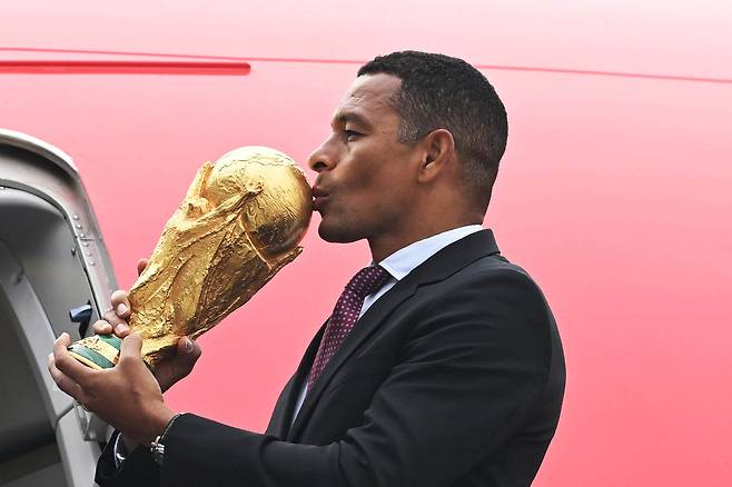 FIFA 레전드이자 전 브라질 축구 국가대표 선수 지우베르투 시우바가 서울 강서구 김포비즈니스항공센터에서 ‘FIFA 월드컵™ 트로피 투어 by 코카-콜라’ 일정으로 방한해 오리지널 FIFA 월드컵™ 트로피를 들어 올리며 포즈를 취하고 있다.[공항사진기자단]