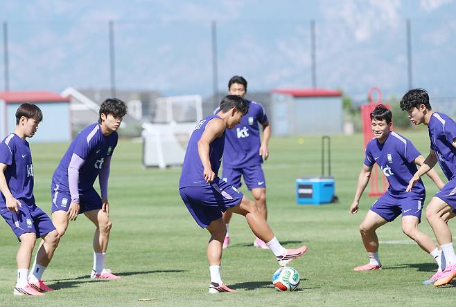 미국 유타주 헤리먼에 위치한 자이언스뱅크 트레이닝센터에서 축구 국가대표팀 손흥민 등 선수들이 훈련을 하고 있다.[연합]