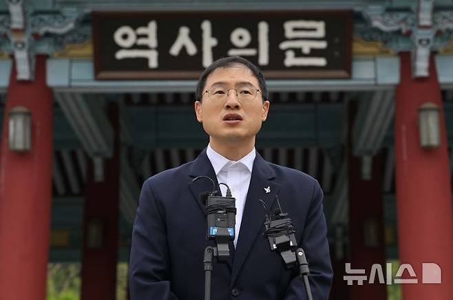[광주=뉴시스] 이영주 기자 = 김상욱 더불어민주당 울산시장 당선인이 8일 오전 광주 북구 운정동 국립5.18민주묘지를 찾아 참배를 마친 뒤 역사의문 앞에서 인터뷰하고 있다. 2026.06.08. leeyj2578@newsis.com