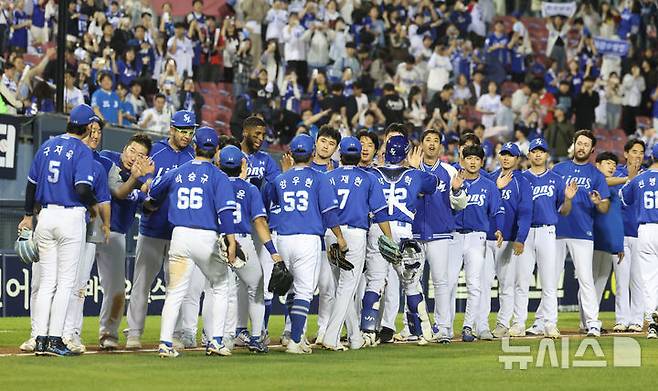 [서울=뉴시스] 이영환 기자 = 12일 오후 서울 송파구 잠실야구장에서 열린 2026 KBO리그 삼성 라이온즈와 LG 트윈스의 경기, 9-1로 승리한 삼성 선수들이 기쁨을 나누고 있다. 2026.05.12. 20hwan@newsis.com
