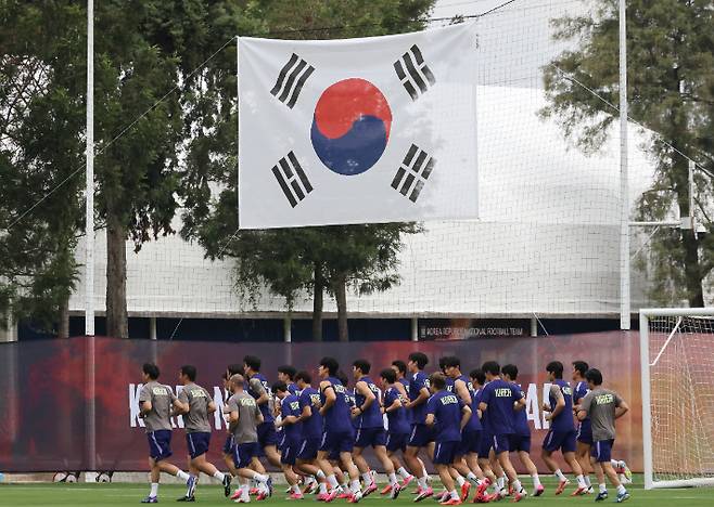 2026 북중미 월드컵에 출전하는 한국 축구 국가대표팀이 7일(현지시간) 멕시코 과달라하라 인근 사포판의 치바스 바예 베르데에서 열린 팀 훈련에서 러닝으로 몸을 풀고 있다. 연합뉴스