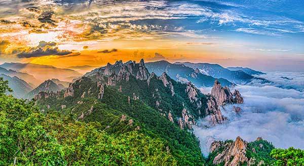 설악산 신선대에서 본 공룡능선. 사진 정현석 산악사진가.