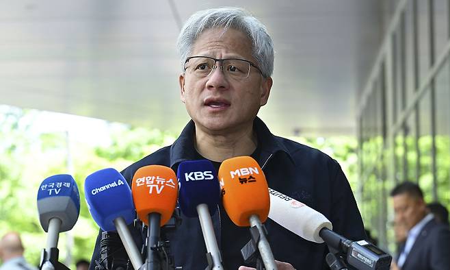 엔비디아 젠슨 황 최고경영자(CEO)가 지난 5일 전용기편으로 서울 강서구 김포비즈니스항공센터(SGBAC)에 도착해 취재진의 질문에 답하고 있다. 연합뉴스