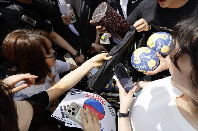 경기장 나오는 선수들 짐 살펴보는 시민들 - 제9회 전국동시지방선거 투표용지 부족 사태에 항의하며 개표소 봉쇄 시위를 벌이는 시민들로 인해 서울 송파구 올림픽공원 핸드볼경기장 출입이 통제된 가운데 8일 여자주니어핸드볼 국가대표 선수들이 경기장 내부에 보관 중인 훈련 장비를 가지고 경기장을 나서고 있다. 2026.06.08. 뉴시스