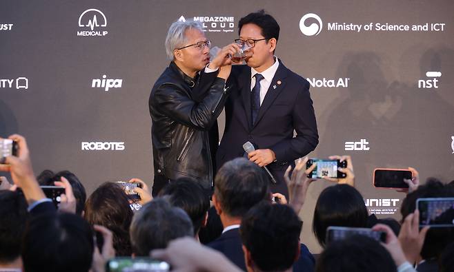 젠슨 황 엔비디아 최고경영자(CEO)가 8일 서울 중구 신라호텔에서 열린 ‘엔비디아 코리아 AI 에코시스템 리셉션’에서 배경훈 부총리 겸 과학기술정보통신부 장관과 러브샷을 하고 있다. 연합뉴스