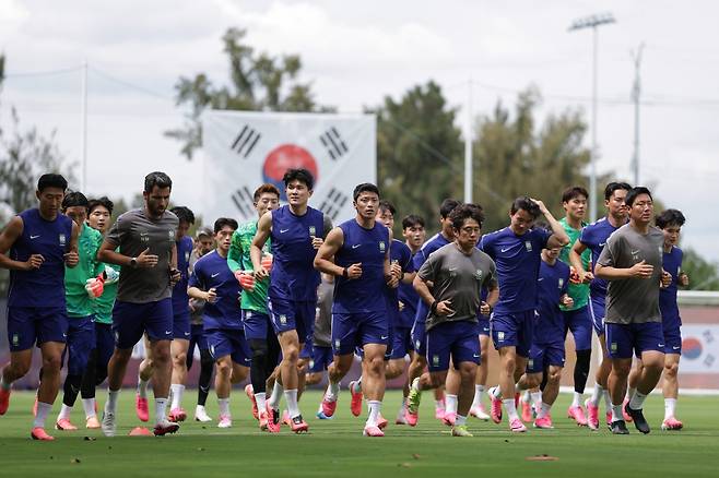 축구국가대표팀 선수들이 7일(한국시간) 멕시코 할리스코주 사포판의 치바스 바예 베르데에서 가볍게 뛰며 몸을 풀고 있다. 사진제공|대한축구협회