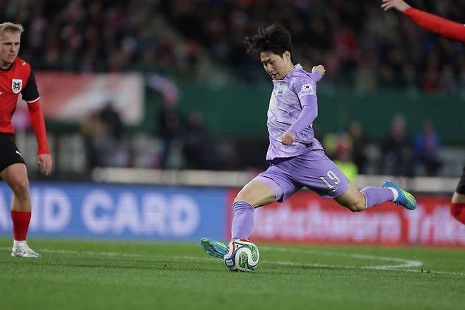 축구국가대표팀 미드필더 이강인이 지난달 1일(한국시간) 오스트리아와 원정 평가전서 슛을 시도하고 있다. 사진제공｜대한축구협회