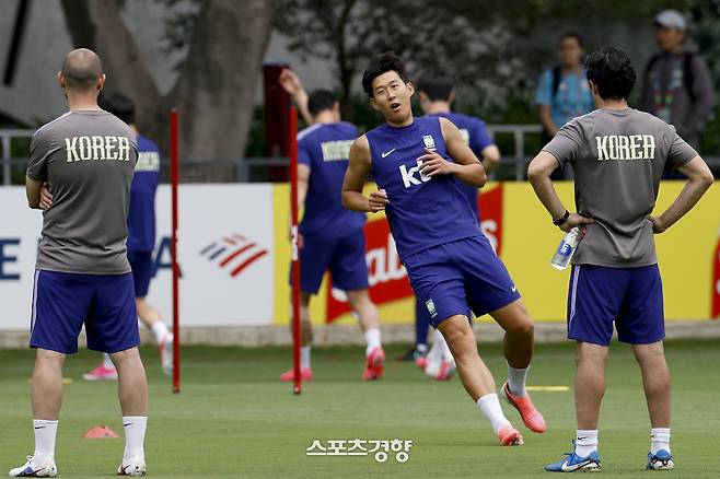 손흥민(가운데)이 8일 멕시코 과달라하라의 베이스 캠프인 치바스 벨레 베르데 훈련장에서 축구대표팀 훈련을 소화하고 있다. 과달라하라 | 문재원 기자