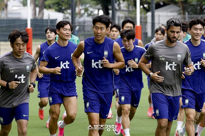 축구대표팀 선수들이 8일 멕시코 과달라하라의 베이스 캠프인 치바스 벨레 베르데 훈련장에서 달리면서 몸을 풀고 있다. 과달라하라 | 문재원 기자