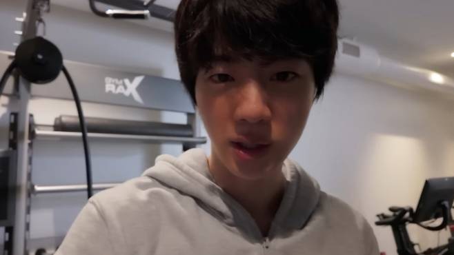방탄소년단 진, 무결점 민낯→완벽 피지컬 '팬심 저격'