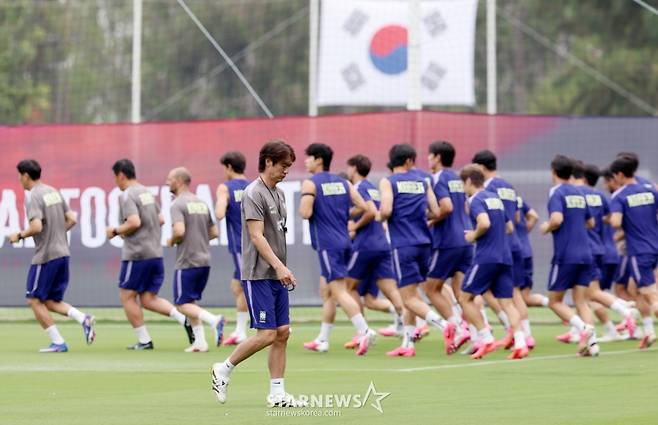 대한민국 축구 국가대표팀이 2026 북중미월드컵을 앞두고 7일 멕시코 과달라하라 치바스 베르데바예에서 훈련을 진행했다. 홍명보 감독이 상념에 잠긴 채 그라운드를 걷고 있다. /사진=김진경 대기자