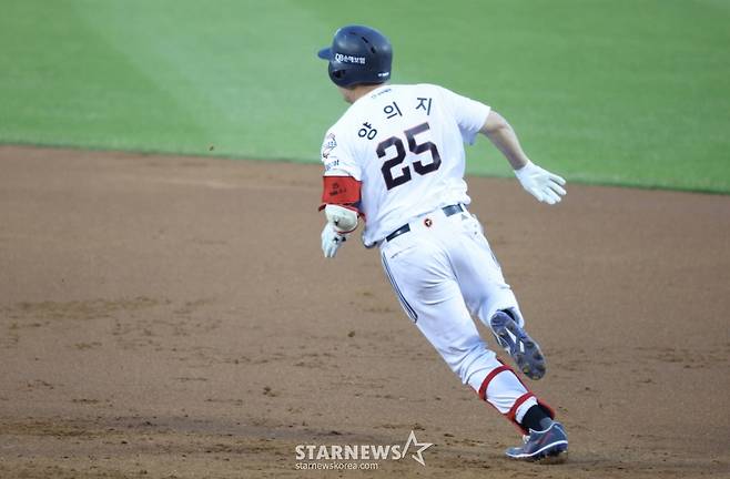2026 신한 SOL KBO리그 두산 베어스 대 키움 히어로즈 경기가 8일 서울 잠실야구장에서 열렸다.  두산 양의지가 1회말 1사 1루에서 1타점 적시 2루타를 날리고 질주하고 있다. /사진=김진경 대기자