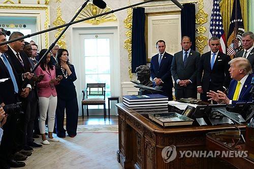 취재진에게 답하는 트럼프 대통령 [AP=연합뉴스 자료사진. 재판매 및 DB 금지]