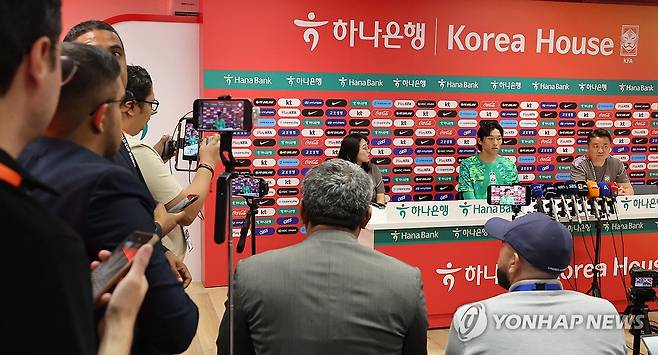 질문에 답하는 김승규 (사포판[멕시코 할리스코주]=연합뉴스) 최재구 기자 = 2026 북중미 월드컵에 출전하는 한국 축구 국가대표팀의 골키퍼 김승규가 7일(현지시간) 멕시코 과달라하라 인근 사포판의 치바스 바예 베르데에서 열리는 팀 훈련에 앞서 기자회견에 참석해 질문에 답하고 있다.  2026.6.8 jjaeck9@yna.co.kr