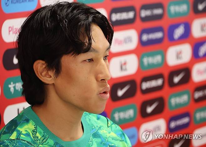 질문에 답하는 김승규 (사포판[멕시코 할리스코주]=연합뉴스) 최재구 기자 = 2026 북중미 월드컵에 출전하는 한국 축구 국가대표팀의 골키퍼 김승규가 7일(현지시간) 멕시코 과달라하라 인근 사포판의 치바스 바예 베르데에서 열리는 팀 훈련에 앞서 기자회견에 참석해 질문에 답하고 있다.  2026.6.8 jjaeck9@yna.co.kr