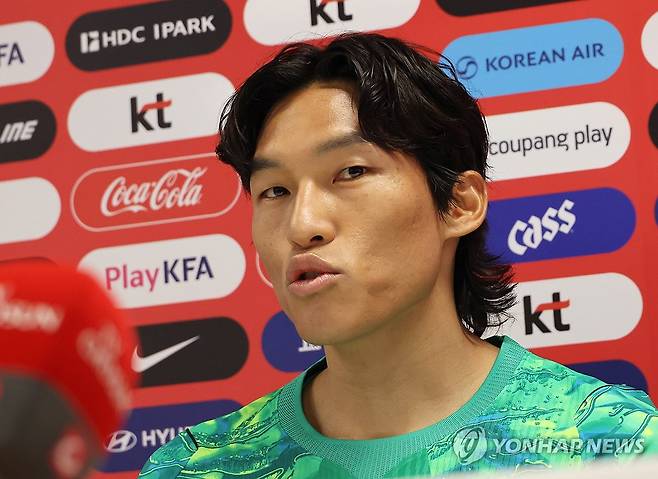 질문에 답하는 김승규 (사포판[멕시코 할리스코주]=연합뉴스) 최재구 기자 = 2026 북중미 월드컵에 출전하는 한국 축구 국가대표팀의 골키퍼 김승규가 7일(현지시간) 멕시코 과달라하라 인근 사포판의 치바스 바예 베르데에서 열리는 팀 훈련에 앞서 기자회견에 참석해 질문에 답하고 있다.  2026.6.8 jjaeck9@yna.co.kr