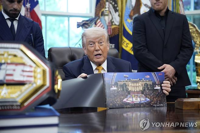 트럼프 대통령이 공개한 백악관 UFC 경기장 조감도 [연합뉴스 자료사진]