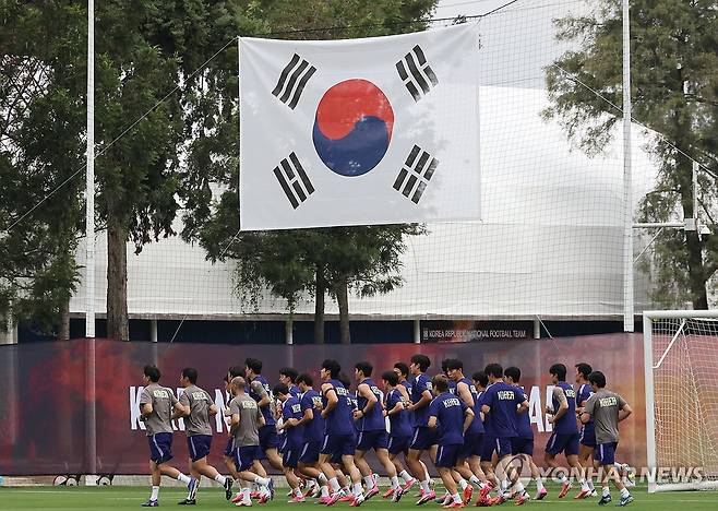 러닝으로 몸 푸는 한국 대표팀 (사포판[멕시코 할리스코주]=연합뉴스) 최재구 기자 = 2026 북중미 월드컵에 출전하는 한국 축구 국가대표팀이 7일(현지시간) 멕시코 과달라하라 인근 사포판의 치바스 바예 베르데에서 열린 팀 훈련에서 러닝으로 몸을 풀고 있다.  2026.6.8 jjaeck9@yna.co.kr