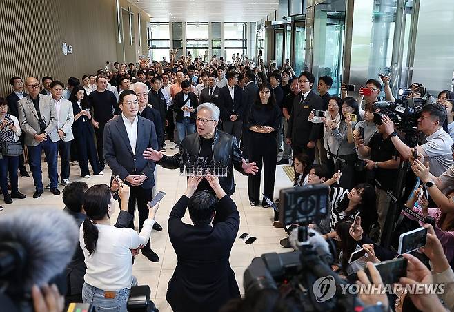 구광모 회장과 회담 마치고 브리핑하는 젠슨 황 (서울=연합뉴스) 이지은 기자 = 젠슨 황 엔비디아 최고경영자(CEO)가 8일 서울 여의도 LG 트윈타워에서 구광모 LG그룹 회장 등 경영진을 만난 뒤 브리핑을 하고 있다. 2026.6.8 jieunlee@yna.co.kr