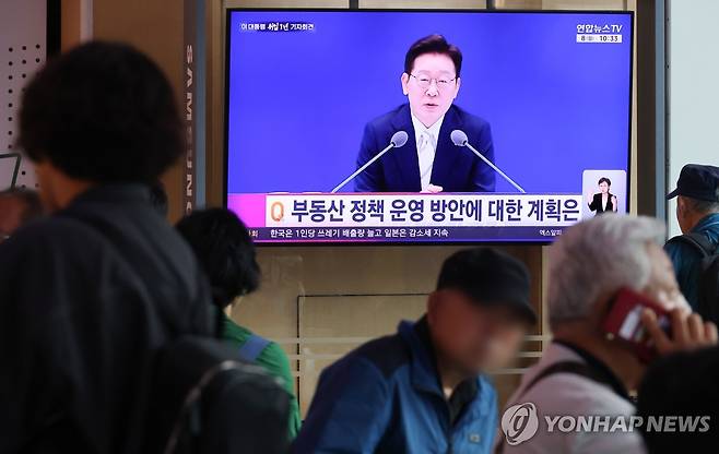 생중계되는 이재명 대통령 취임 1주년 기자회견 (서울=연합뉴스) 임화영 기자 = 이재명 대통령 취임 1주년 기자회견 생중계 방송이 8일 서울역 대합실 TV를 통해 송출되고 있다. 2026.6.8 hwayoung7@yna.co.kr