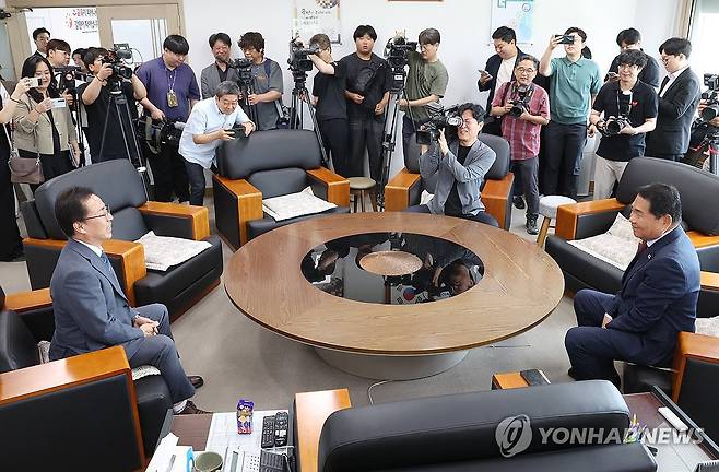 대화하는 신경호·강삼영 (춘천=연합뉴스) 양지웅 기자 = 강삼영 강원교육감 당선인(왼쪽)이 8일 강원 춘천시 강원특별자치도교육청을 방문, 신경호 교육감과 대화하고 있다. 2026.6.8 yangdoo@yna.co.kr