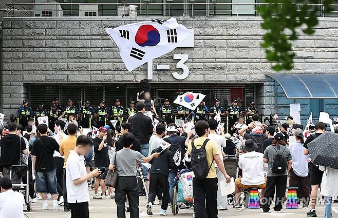 6ㆍ3지방선거 개표소 봉쇄 시위 계속 (서울=연합뉴스) 김인철 기자 = 6·3 지방선거 투표지 부족 사태를 규탄하며 재선거를 요구하는 '잠실 개표소 봉쇄 시위'가 계속되고 있는 7일 서울 송파구 올림픽공원 핸드볼경기장 앞에서 부정선거를 주장하는 시민들이 구호를 외치고 있다. 2026.6.7 yatoya@yna.co.kr