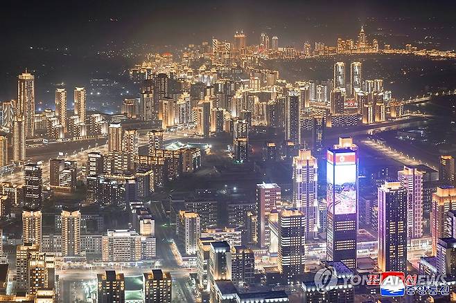 북한, 화성지구의 모습 (평양 조선중앙통신=연합뉴스) 평양 화성지구 4단계 1만세대 살림집 준공식이 진행된 지난 2월 평양 시내의 모습.
    [국내에서만 사용가능. 재배포 금지. For Use Only in the Republic of Korea. No Redistribution] nkphoto@yna.co.kr