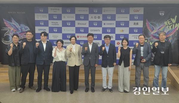 부천국제판타스틱영화제가 9일 조용익 부천시장과 장미희 조직위원장 등이 참여한 가운데 부천시청 소통마당에서 기자회견을 열고, 주요 프로그램 공개에 앞서 기념촬영을 하고 있다. 2026.6.9 부천/김연태기자 kyt@kyeongin.com