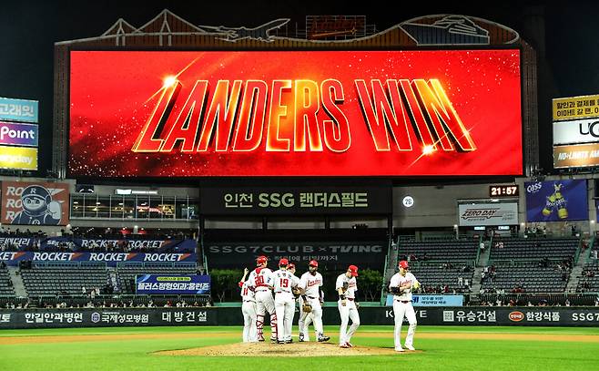 ▲&nbsp;2026년 6월 4일 오후 인천 SSG 랜더스필드에서 열린 '2026 신한 SOL KBO리그' 키움 히어로즈와 SSG 랜더스 의 경기에서 SSG랜더스가 승리를 하며 선수들이 마운드에서 세레모니를 하고 있다. /사진제공=SSG랜더스