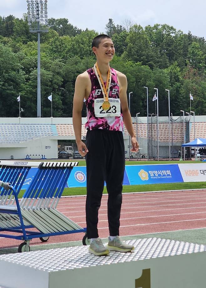 9일 경남 밀양종합운동장서 열린 2026 밀양아리랑 전국육상경기대회 남자고등부 110m 허들서 우승을 차지한 경기모바일과학고 변지민이 시상대서 사진 촬영을 하고 있다. 사진=경기모바일과학고