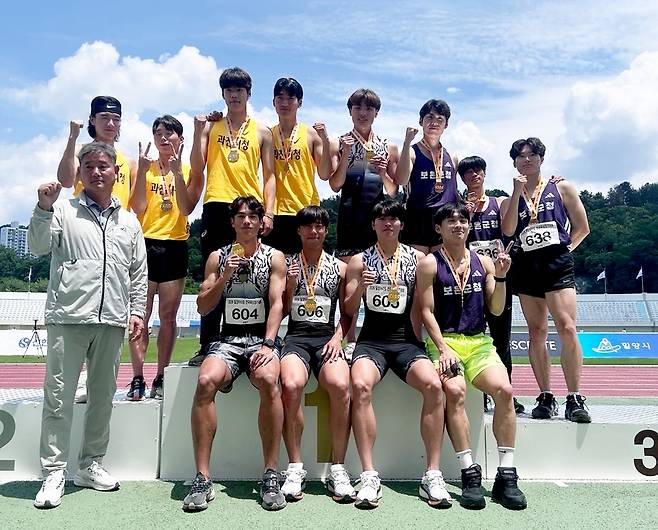 2026 밀양아리랑 전국육상경기대회 남자 일반부 1천600m 계주에서 우승한 포천시청 선수들이 시상대에서 다른 입상자들과 함께 기념사진을 촬영하고 있다. <포천시청 제공>