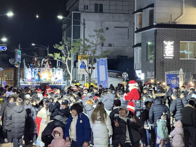 올해로 3년째를 맞는 공주 페스티벌은 공주의 밤을 배경으로 시민과 관광객이 함께 즐기는 야간 문화관광 축제다.
