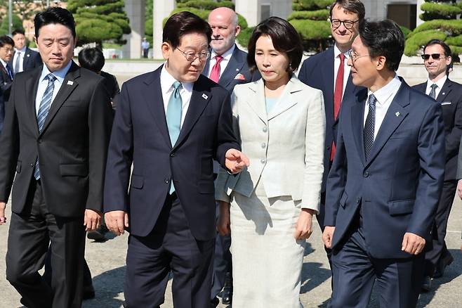 대화하는 이재명 대통령과 김민석 총리. 연합뉴스