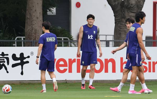 2026 북중미 월드컵에 출전하는 한국 축구 국가대표팀 수비수 김민재가 8일(현지시각) 멕시코 과달라하라 인근 사포판의 치바스 바예 베르데에서 훈련에 참석하고 있다. /연합뉴스